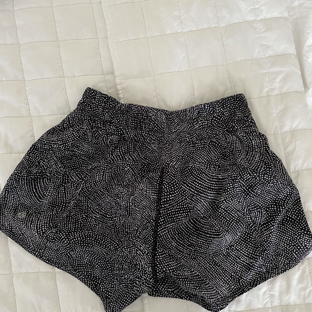 Size 6 lululemon shorts